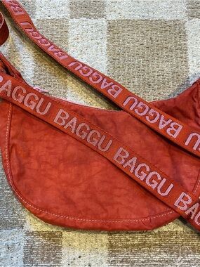 BAGGU SMALL VERMILLION CRESCENT